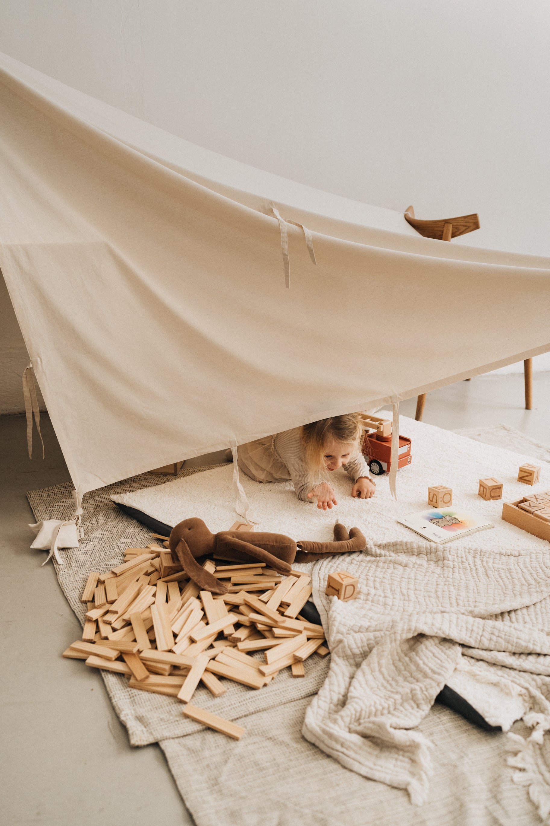 Pourquoi les enfants adorent-ils se cacher et comment nos cabanes en tissu répondent à ce besoin essentiel ?